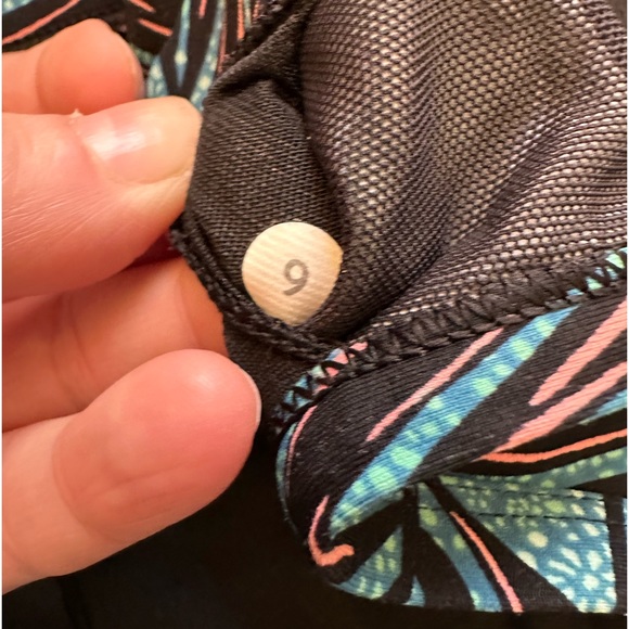 Lululemon Leaf Print Sports Bra in Black - Size 6 -Non Padded - Picture 10 of 13